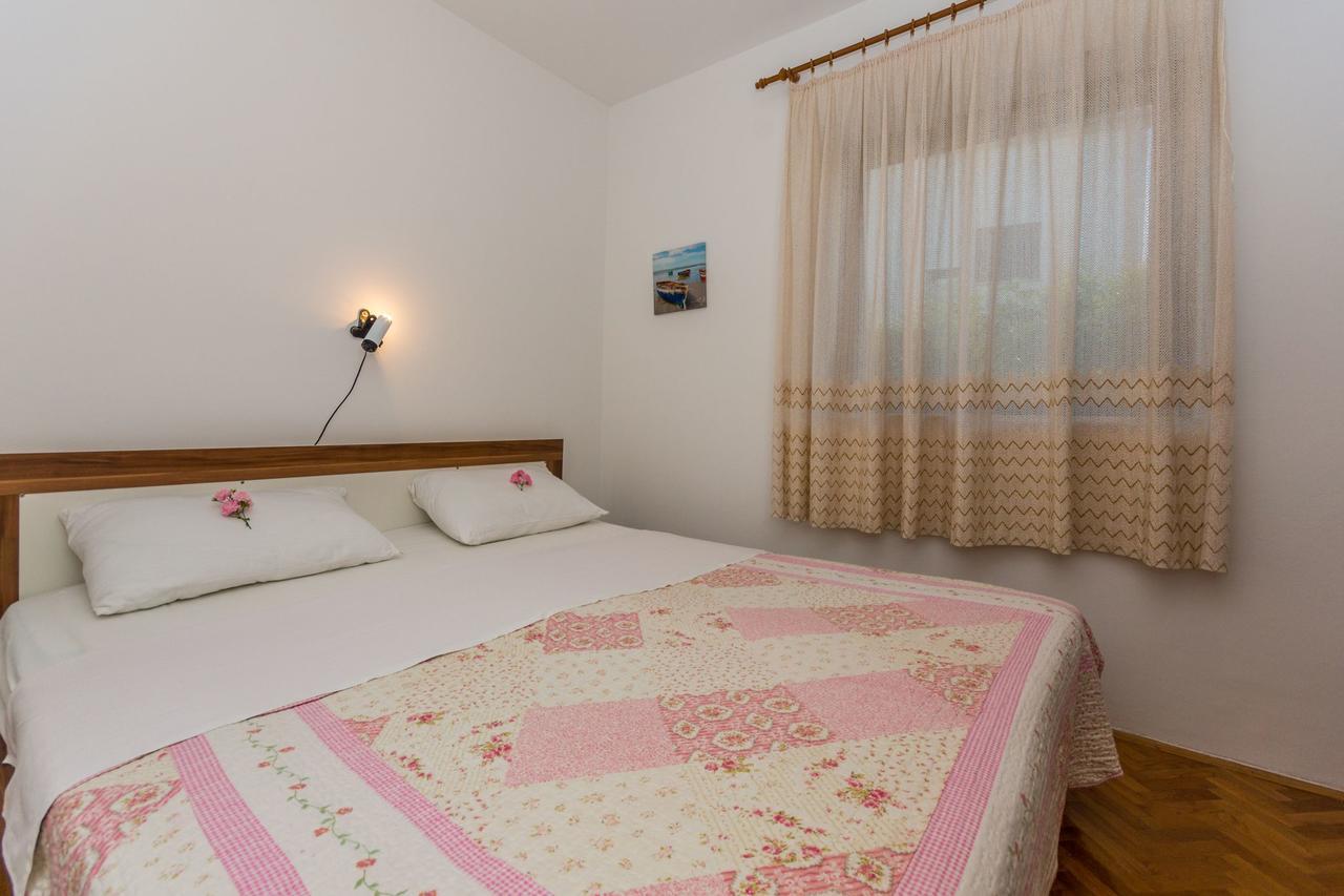 Apartment Domijan By El-Pi Tours Нивице Экстерьер фото