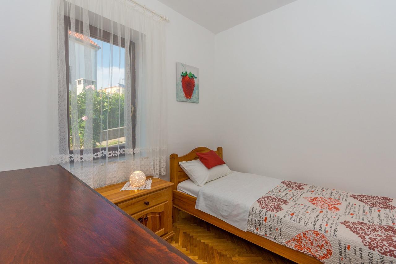 Apartment Domijan By El-Pi Tours Нивице Экстерьер фото
